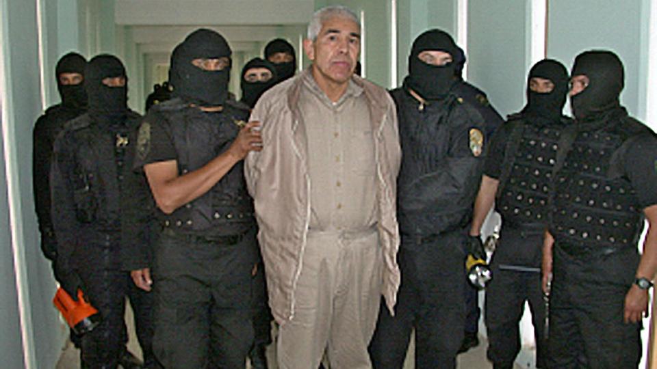 Efter flere år på flugt er den formodede narkogangster og drabsmand Rafael Caro Quintero (i midten) blevet anholdt. (Arkivfoto er fra 2005). <i>-/Ritzau Scanpix</i>