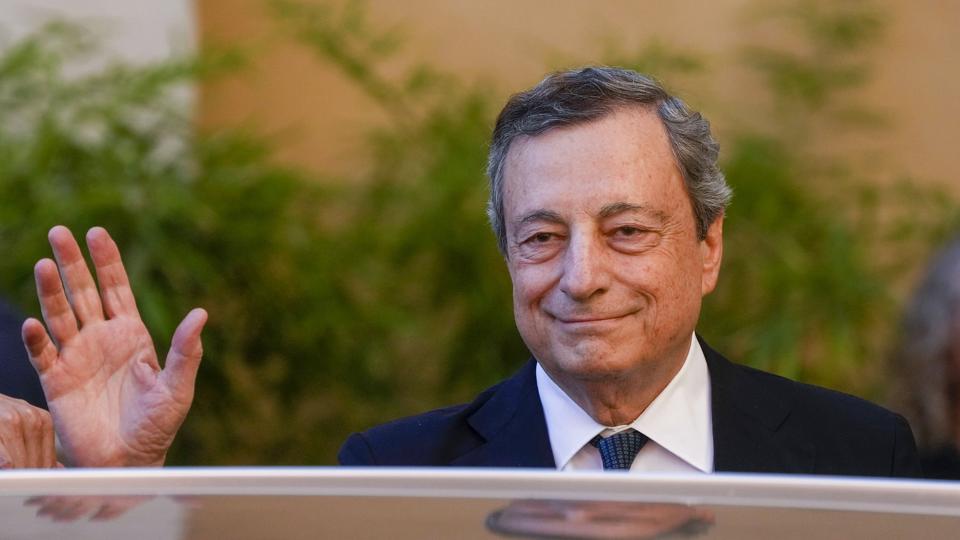Bliver det et farvel til italiensk politik for premierminister Mario Draghi, hvis samlingsregering slår revner? Den tidligere chef for Den Europæiske Centralbank, der blev kendt under tilnavnet Supermario, hilser fredag efter at have deltaget i en højtidelighed i Rom for den afdøde Eugenio Scalfari, der revolutionerede journalistikken i Italien med sin avis La Repubblica. <i>Gregorio Borgia/Ritzau Scanpix</i>