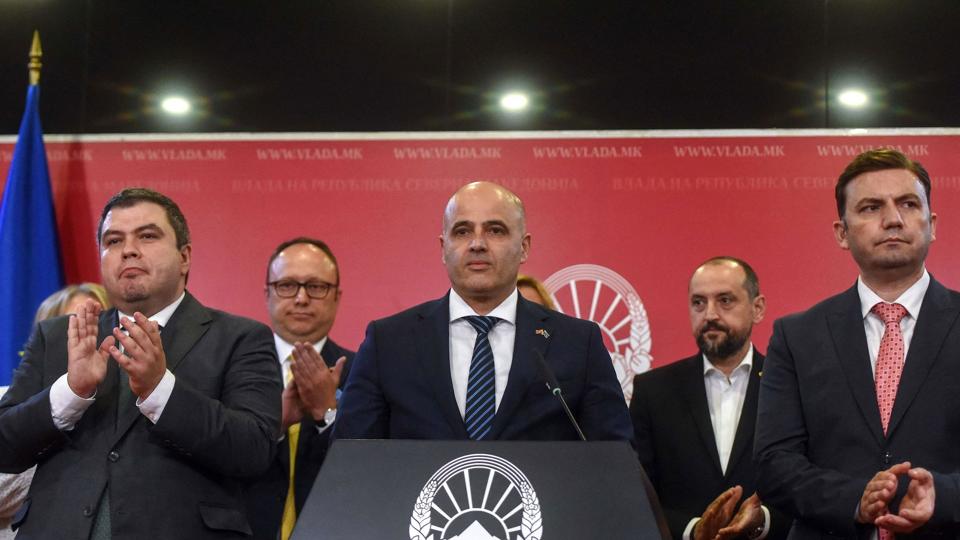Nordmakedoniens premierminister, Dimitar Kovacevski, bekræfter på et pressemøde efter en afstemning i parlamentet, at man har tilsluttet sig en aftale med EU-landet Bulgarien. Det vil åbne op for forhandlinger med EU om medlemskab. <i>Robert Atanasovski/Ritzau Scanpix</i>