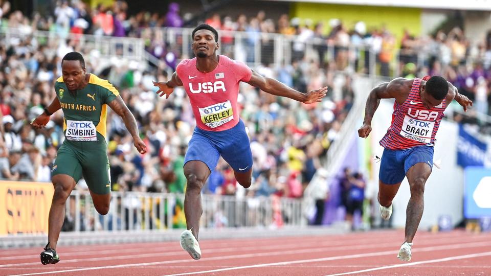Amerikanske sprintere dominerede finalen i 100-meter-løb ved VM i Oregon i USA. Fred Kerley vandt i tiden 9,86 sekunder foran landsmændene Marvin Bracy og Trayvon Bromell. De to løb begge i 9,88 sekunder, men Bracy sikrede sig sølv med to tusindedele af et sekund. Til venstre er det Oblique Seville fra Jamaica, der blev nummer fire. <i>Jewel Samad/Ritzau Scanpix</i>