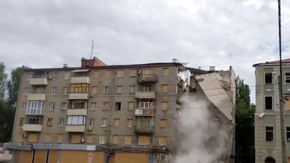 Ukraine siger, at mindst 40 mennesker er blevet dræbt under russiske granatbombardementer af civile byområder i de seneste tre dage. Her er det en boligblok i Tjuhuiv i Kharkiv-regionen, der blev ramt lørdag. <i>State Emergency Service Of Ukrai/Reuters</i>