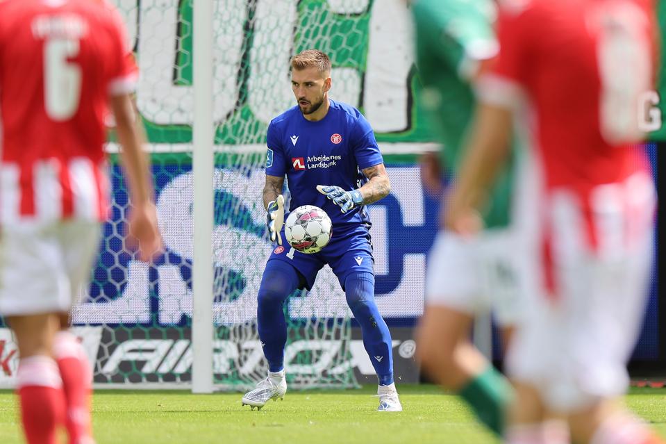 Josip Posavec er tvivlsom til mandagens kamp mod Horsens. <i>Arkivfoto: Bente Poder</i>