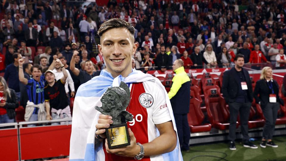 Lisandro Martinez blev i 2021/22-sæsonen kåret som årets spiller i Ajax og modtog Rinus Michel-prisen. <i>Maurice Van Steen/Ritzau Scanpix</i>