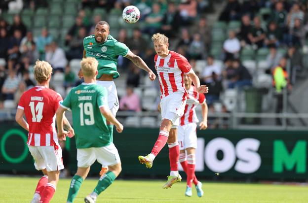 AaB's cheftræner mener, at Anders Hagelskjær har gode betingelser for at være god i luften, og de betingelser udnytter han godt her i duel med Viborgs Jay-Roy Grot. <i>Foto: Bente Poder</i>