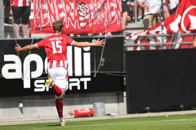 Anders Hagelskjær jubler ud mod de fremmødte AaB-fans i Viborg. Søndag glæder han sig til at se fansene på et fyldt Aalborg Portland Park hjemme mod FC København. <i>Foto: Bente Poder</i>