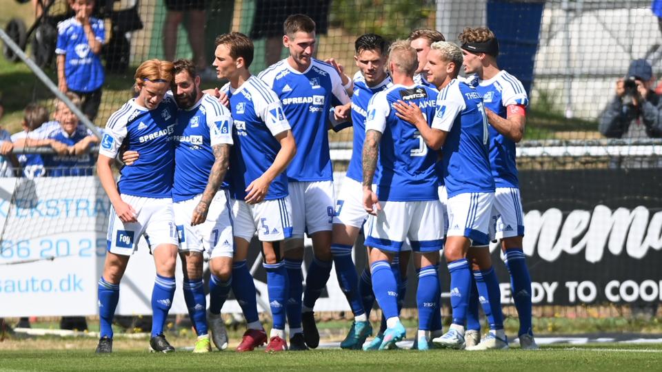 Adam Sørensen (yderst til venstre) og Lyngby var foran med 2-0, men måtte nøjes med 2-2 mod Silkeborg i oprykkerholdets åbningskamp i sæsonen. <i>Thomas Sjørup/Ritzau Scanpix</i>