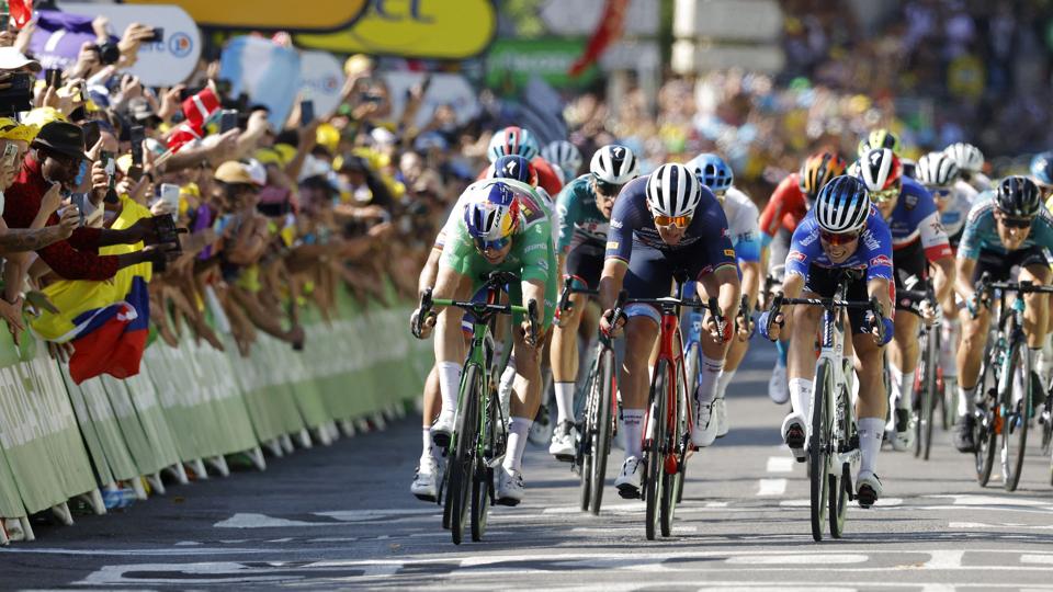 Jasper Philipsen (th.) vinder spurten foran Wout Van Aert (tv. og Mads Pedersen (midten). <i>Foto: Gonzalo Fuentes/Reuters</i>