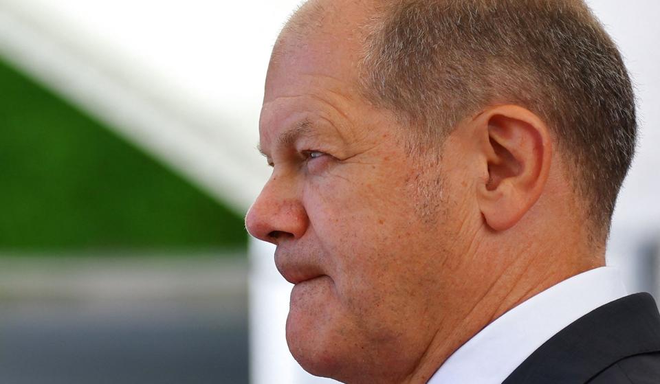 Det må være slut med, at enkelte lande i EU af "egoistiske" grunde blokerer for en fælles udenrigs- og sikkerhedspolitik, siger den tyske forbundskansler, Olaf Scholz. Han siger, at hans regering vil komme med konkrete forslag i nær fremtid. (Arkivfoto). <i>Fabrizio Bensch/Reuters</i>