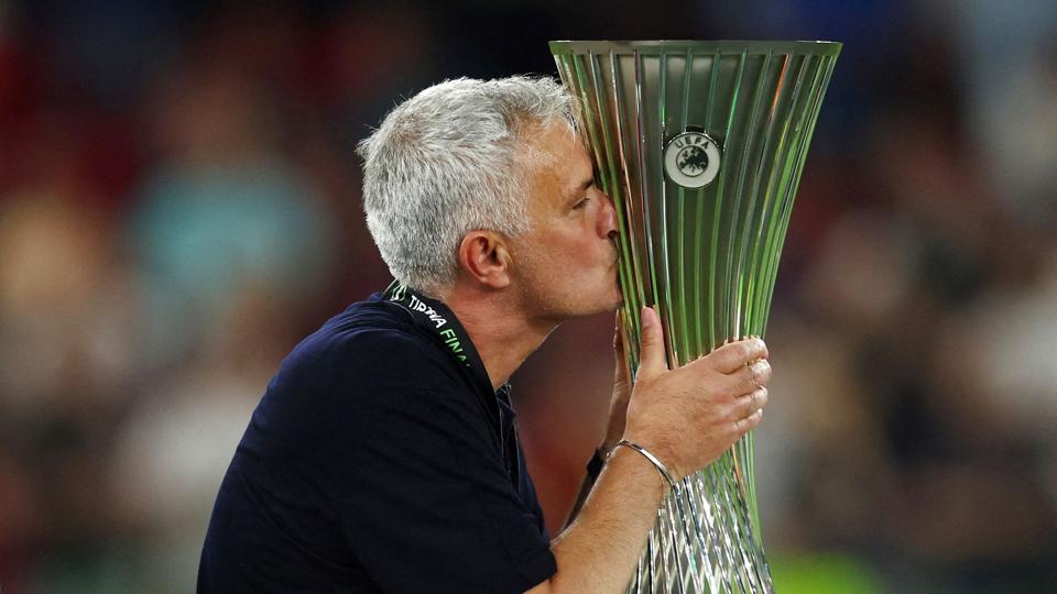 José Mourinho kysser i foråret Conference League-trofæet, som nu er den ene af tre pokaler, som portugiseren har fået tatoveret på sin højre overarm. (Arkivfoto). <i>Marko Djurica/Reuters</i>