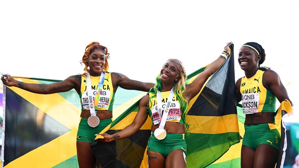 De tre jamaicanske løbere, Elaine Thompson-Herah (til venstre), Shelly-Ann Fraser-Pryce (i midten) og Shericka Jackson vandt henholdsvis bronze, guld og sølv ved kvindernes 100-meter-løb til VM i atletik i Eugene i den amerikanske stat Oregon. <i>Hannah Peters/Ritzau Scanpix</i>