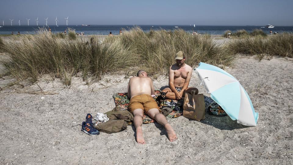 Man kan godt begynde at planlægge strandturen, hvis man har ferie i uge 29. Det bliver nemlig dejligt vejr og kan godt blive over 30 grader, lover DMI. (Arkivfoto). <i>Olafur Steinar Gestsson/Ritzau Scanpix</i>