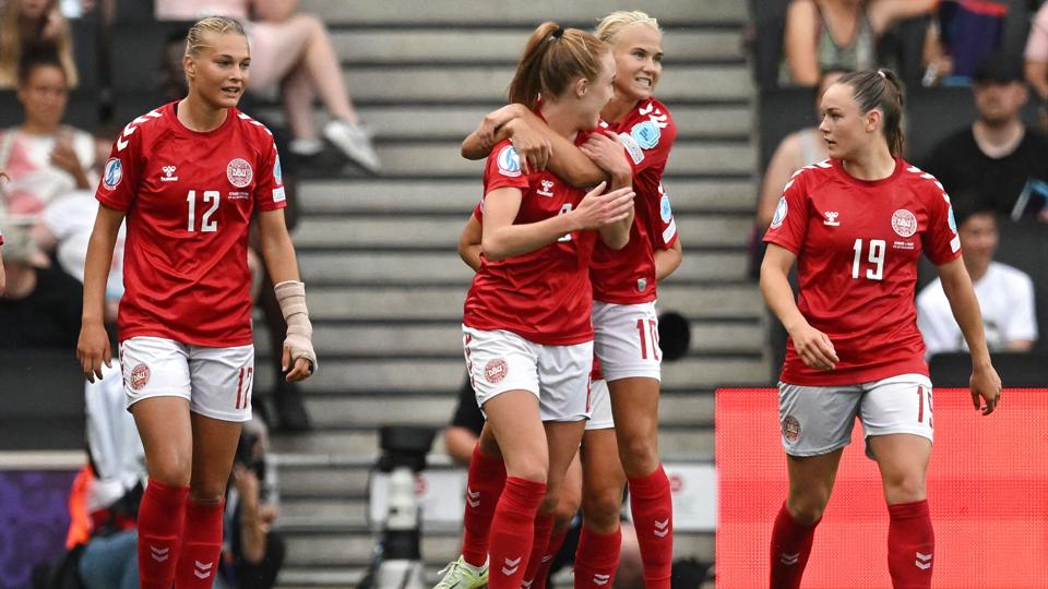 Karen Holmgaard er en af de spillere, der har fået værdifuld slutrundeerfaring i England. Her får hun et kram af Pernille Harder, efter at hun havde lagt op til den store danske stjernes afgørende mål mod Finland i slutrundens andet opgør. <i>Justin Tallis/Ritzau Scanpix</i>