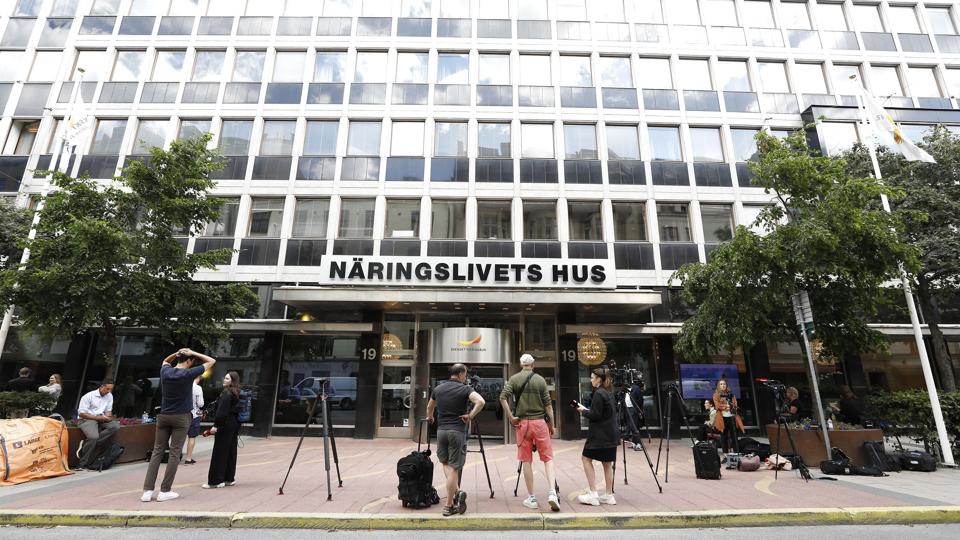Journalister venter uden for Näringslivets Hus i Stockholm, hvor SAS og selskabets strejkende piloter forhandler om en løsning, der skal bringe strejken til en ende. <i>11950 Ali Lorestani/Ritzau Scanpix</i>