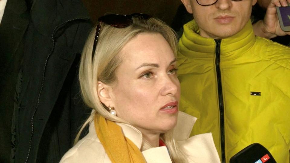 Den 44-årige tv-journalist Marina Ovsjannikova, der blev verdenskendt for protest mod Ukraine-invasionen på statsligt tv, er på fri fod efter ny kortvarig anholdelse. <i>Reuters Tv/Reuters</i>