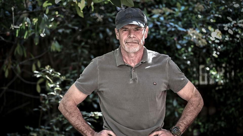 Den tidligere lejesoldat fra den lyssky russiske Wagner Gruppe, Marat Gabidullin, poserede for pressefotografer i Paris den 11. maj og har skrevet en bog om sin tid i "Putins skyggehær". <i>Stephane De Sakutin/Ritzau Scanpix</i>