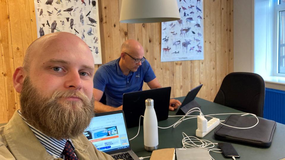 Journalisterne Johannes Jacobsen og Anders Andersen dækker Nørre Vorupør fra den midlertidige redaktion på Surf & Work Silicon VØ. Der er en ledig stol, hvis du har lyst til at komme forbi med et godt tip.