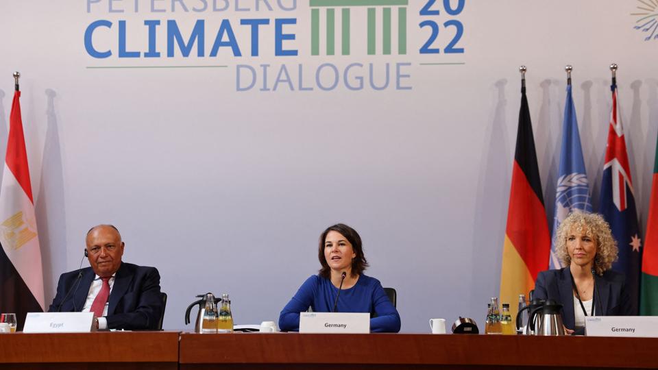 Ved mandagens åbning af klimamødet, Petersberg Klima Dialog, erkendte den tyske udenrigsminister, Annalena Baerbock, at Ukraine-krigen har medført tilbageslag for klimaindsatsen. <i>Christian Mang/Reuters</i>