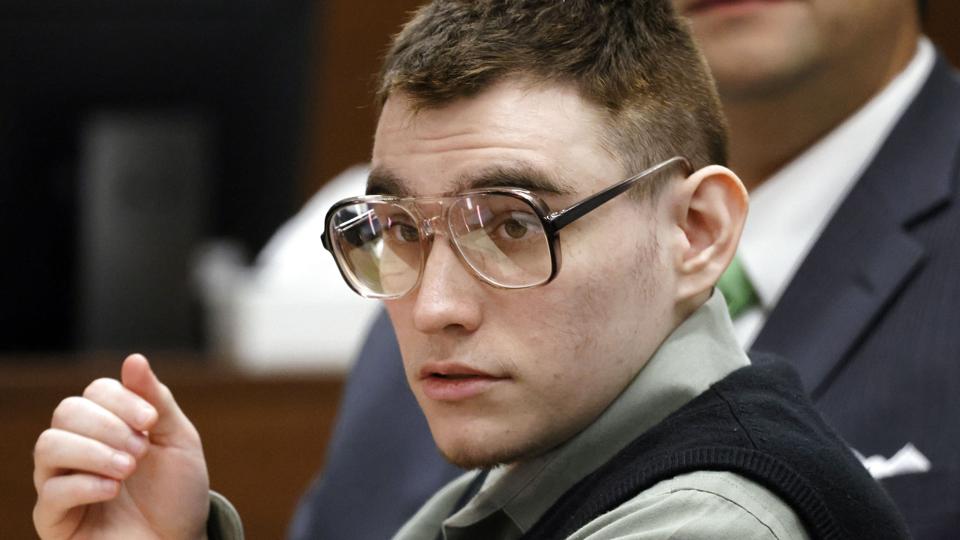 Nikolas Cruz har erkendt, at han slog 17 personer ihjel på skolen, og bedt om at få mulighed for at hjælpe andre. Et nævneting skal afgøre, om han bør idømmes dødsstraf eller livstid uden mulighed for prøveløsladelse. Han ses her i retten 28. juni i år. <i>Amy Beth Bennett/Ritzau Scanpix</i>