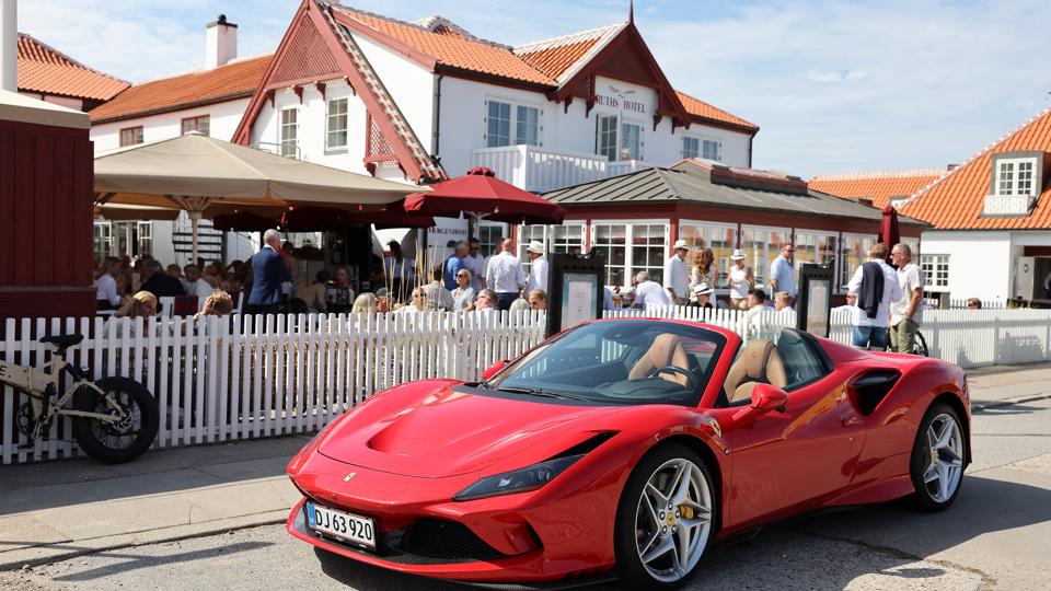 Uge 29 i Skagen er i gang. Med masser af mennesker på Ruths Hotel og resten af byen, samt fede biler i gaderne. <i>Foto: Bente Poder</i>