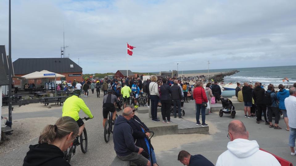 Mange mødte frem til øvelsen søndag i Vorupør, hvor ulykken skete, da en fiskerbåd ramte en surfer, der måtte springe for livet. <i>Privatfoto</i>
