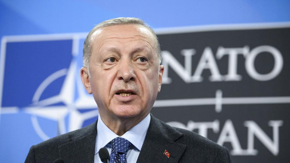 Tyrkiets præsident, Recep Tayyip Erdogan, ved Nato-topmødet i Madrid i slutningen af juni. Nu gentager han sin advarsel om, at Tyrkiet kan blokere for svensk og finsk Nato-medlemskab, hvis de to lande ikke følger op på de løfter, de har givet Tyrkiet. <i>Bernd Von Jutrczenka/Ritzau Scanpix</i>