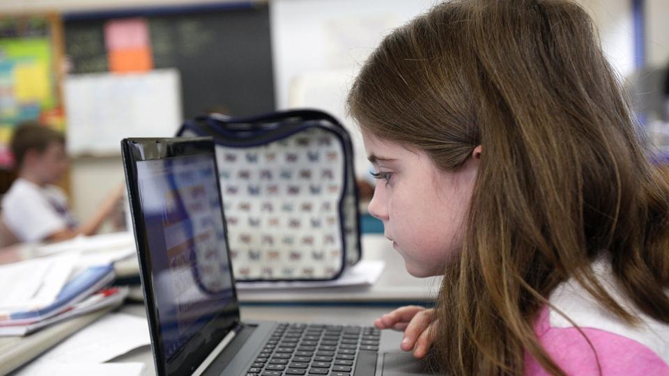 Mange danske skoleelever bruger bærbare computere fra Google, de såkaldte Chromebooks. Men det kan være slut efter en afgørelse fra Datatilsynet. <i>Paul Connors/Ritzau Scanpix</i>
