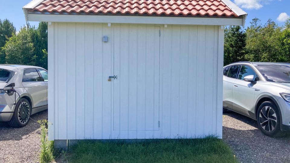 El-skabet ved Læsø Golf Resort har været genstand for en del opmærksomhed, siden det kom fra, at der er blevet tappet strøm uden om måleren. <i>Foto: Jacob Nymann Jensen</i>