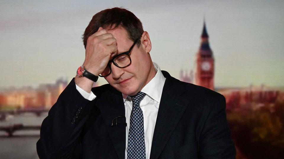 Det bliver ikke Tom Tugendhat, der skal efterfølge Boris Johnson. Den tidligere officer i hæren fik færrest stemmer i afstemningsrunden mandag og er ude af ræset. Fire kandidater er stadig med i afstemningen - kun to vil stå tilbage på torsdag, hvorefter afstemningen sendes videre til partiets medlemmer i en urafstemning. <i>Jeff Overs/Bbc/Reuters</i>