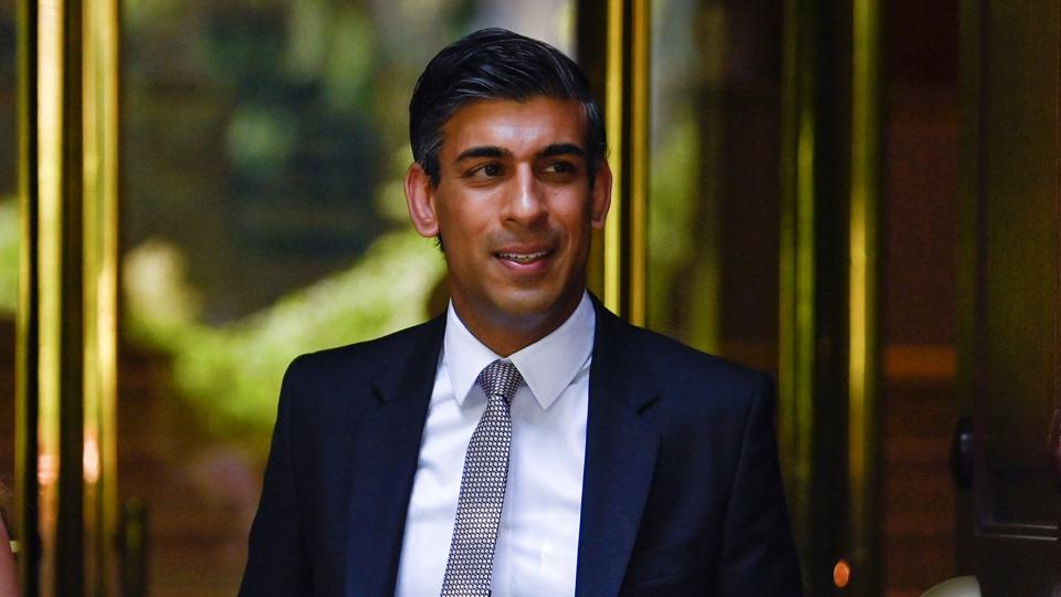 "Ready for Rishi", lyder Rishi Sunaks slogan. Den tidligere finansminister fortsætter med at ligge i front i afstemningerne i den konservative parlamentsgruppe. (Arkivfoto). <i>Toby Melville/Reuters</i>