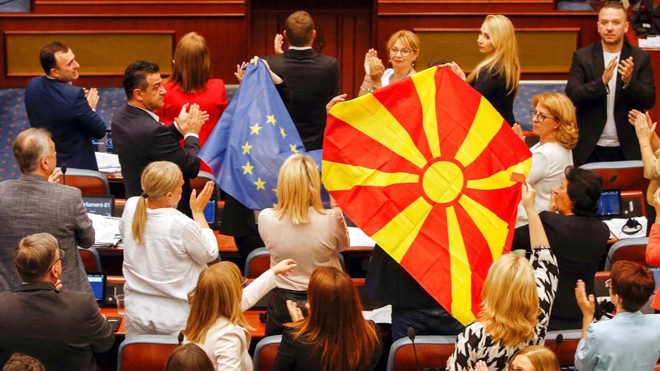 Medlemmer af parlamentet i Nordmakedonien - der tidligere blot hed Makedonien - var lørdag samlet for at stemme om en aftale, der løste en langvarig strid med Bulgarien. Striden var en hindring for, at der kunne indledes optagelsesforhandlinger med EU. <i>Ognen Teofilovski/Reuters</i>