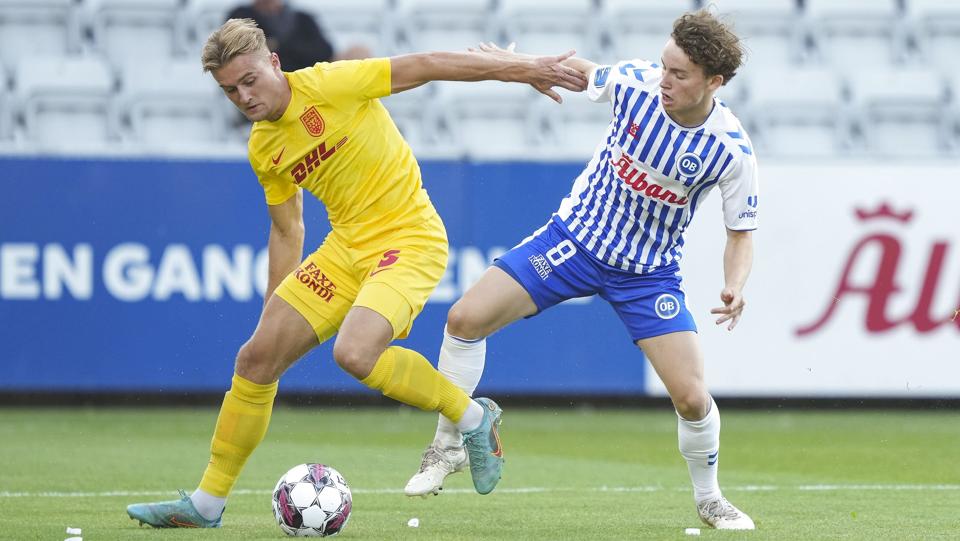 Jakob Breum her i kamp med FC Nordsjællands Martin Frese drømmer om at komme til udlandet, men holder foreløbigt fokus på OB. <i>Claus Fisker/Ritzau Scanpix</i>