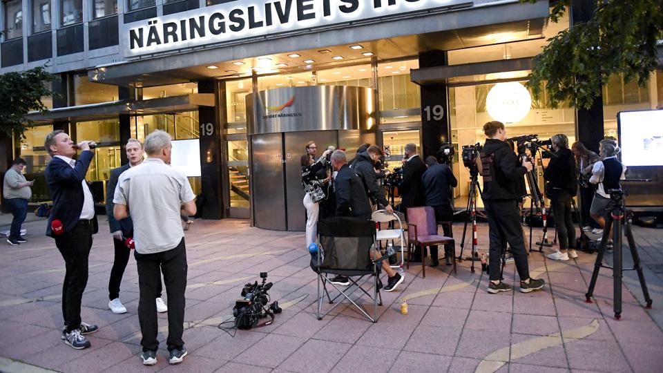 Flere medier ventede mandag foran Näringslivets Hus i Stockholm, hvor forhandlingerne mellem SAS og selskabets piloter foregik. <i>10300 Maja Suslin/Tt/Ritzau Scanpix</i>