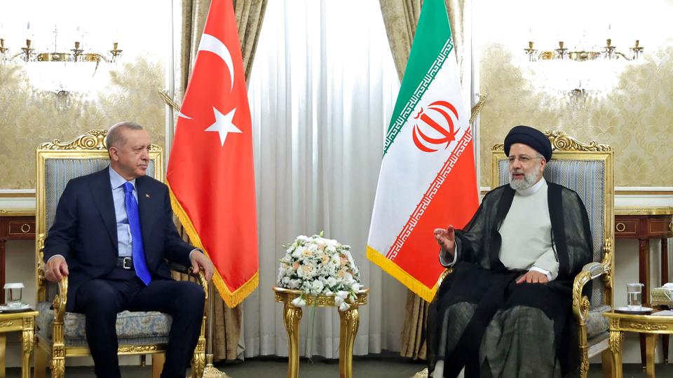 Tyrkiet præsident, Recep Tayyip Erdogan, og Irans ultrakonservative præsident, Ebrahim Raisi, ses herved i Teheran tidligt tirsdag dag, inden de skulle mødes med præsident Vladimir Putin. <i>-/Ritzau Scanpix</i>