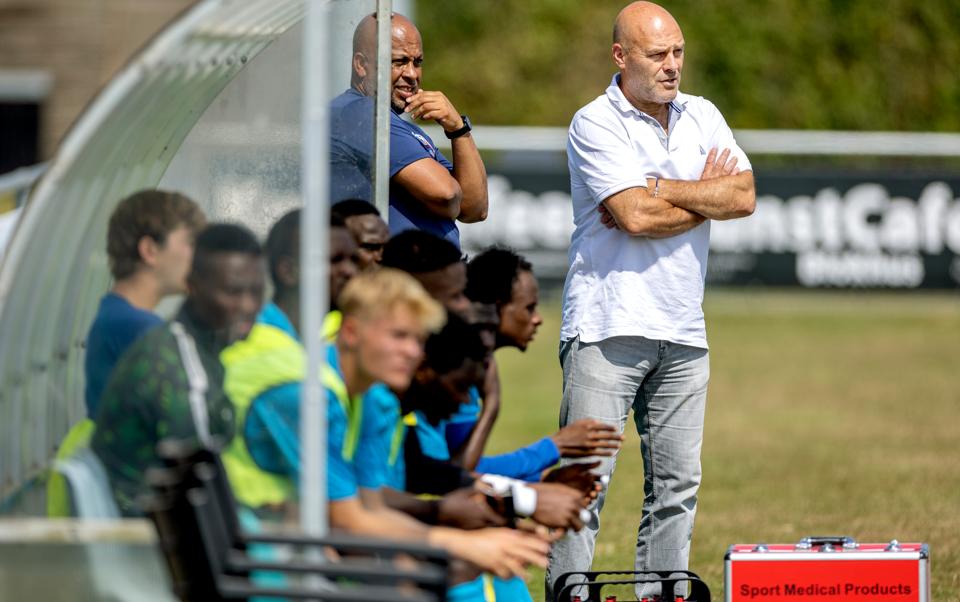 Jammerbugt FC's nye træner ses her bagved klubejer Klaus-Dieter Müller. <i>Foto: Lars Pauli</i>