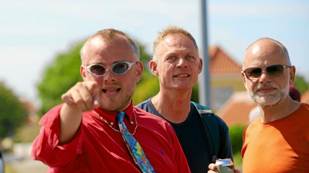 Henrik og Claus fra Hjallerup var med til Skagen Pride for første gang. Her sammen med Niels Ove Kildahl. <i>Foto: Vibe Maria Dahl Andersen</i>