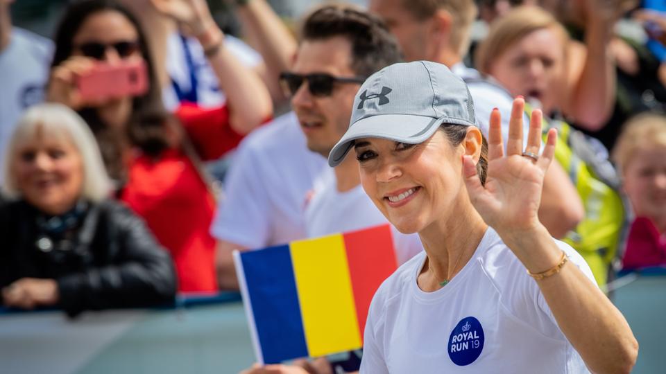 Kronprinsesse Mary vinkede til optoget ved årets Skagen Pride. Her er hun fra Royal Run i Aalborg i 2019. <i>Foto: Martin Damgård</i>