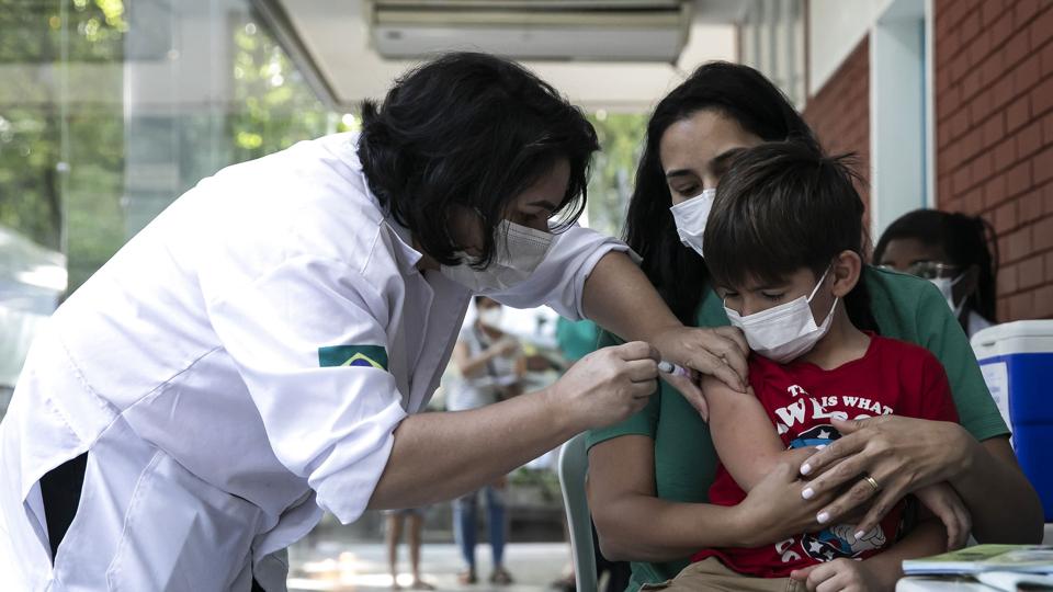 Fireårige Rafael Boza bliver vaccineret mod covid-19 på et vaccinationscenter i storbyen Rio de Janeiro. Brasilien har i juli iværksat en kampagne for at få børn mellem tre og fire år vaccineret. <i>Bruna Prado/Ritzau Scanpix</i>
