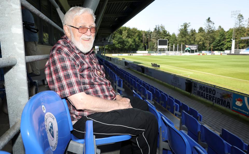 94-årige Poul Børge Jensen har sin faste plads på tribunen og kommer så vidt muligt til alle Hobros hjemmekampe. 