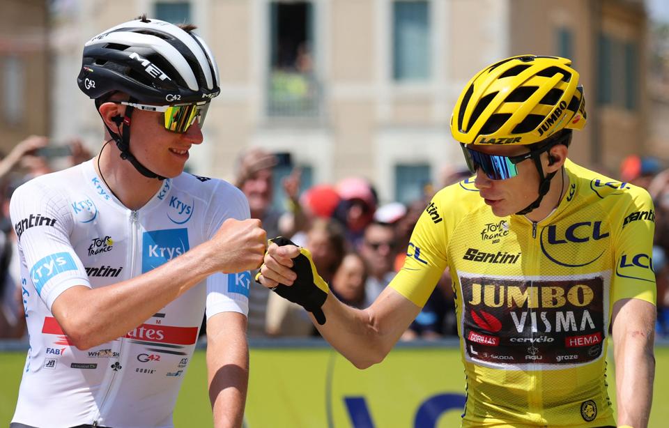 Jumbo-Visma team's Danish rider Jonas Vingegaard wearing the overall leader's yellow jersey (R) fist bumps UAE Team Emirates team's Slovenian rider Tadej Pogacar wearing the best young rider's white jersey (L) as they await the start of the 16th stage of the 109th edition of the Tour de France cycling race, 178, 5 km between Carcassonne and Foix in southern France, on July 19, 2022. (Photo by Thomas SAMSON / AFP) <i>Thomas Samson/AFP/Ritzau Scanpix</i>