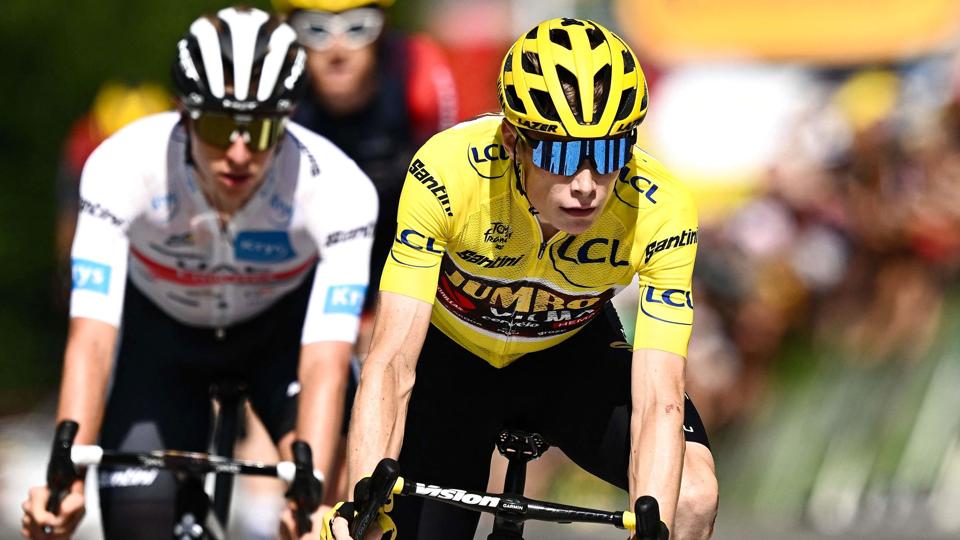 Jonas Vingegaard passerer stregen under 16. etape af Tour de France med konkurrenten Tadej Pogacar lige i hjulet. <i>Marco Bertorello/Ritzau Scanpix</i>