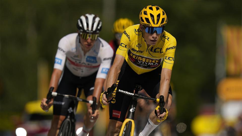 Tadej Pogacar (i hvid trøje) måtte tirsdag sige farvel til sin tredje holdkammerat i årets Tour de France, da spanske Marc Soler ikke fuldførte 16. etape i tide. Pogacar jagter danske Jonas Vingegaard, der er iført løbets gule førertrøje. <i>Thibault Camus/Ritzau Scanpix</i>
