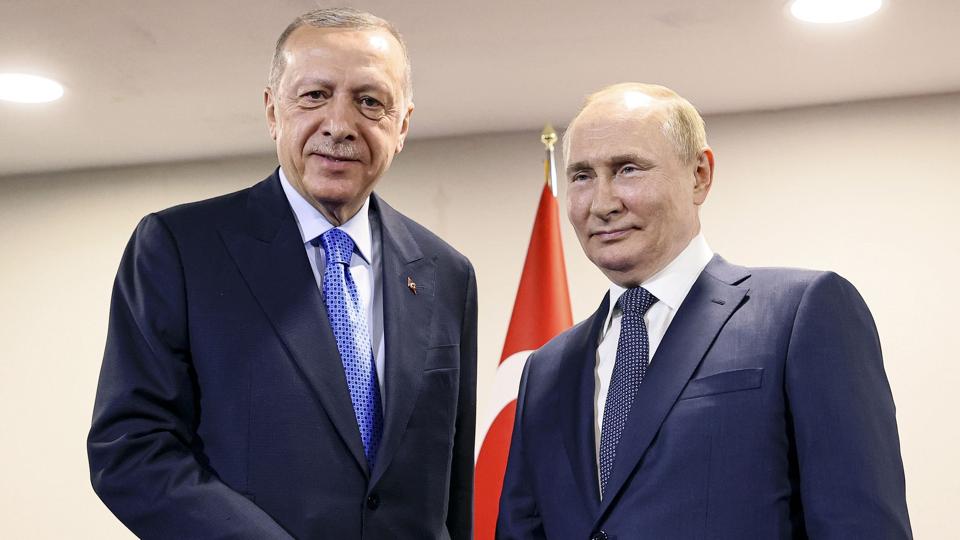 Tyrkiets præsident, Recep Tayyip Erdogan, giver hånd til Ruslands Vladimir Putin under et møde tirsdag i Teheran sammen med den iranske præsident, Ebrahim Raisi. <i>Sergei Savostyanov/Ritzau Scanpix</i>