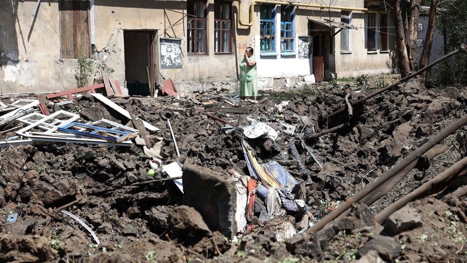 Under krigen i Ukraine, der startede i februar, er byer blevet bombet. Her ses et beboelsesområde i regionen Donetsk, hvor et russisk missil har ramt. (Arkivfoto). <i>Anatolii Stepanov/Ritzau Scanpix</i>