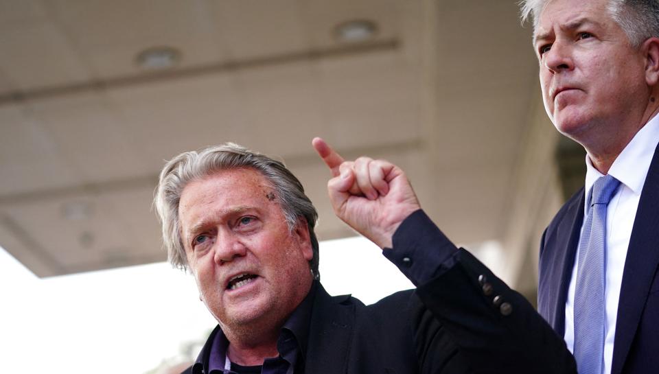Steve Bannons advokat mener, at sagen mod ham er politisk motiveret. Billedet er fra tirsdag, hvor nævningetinget i hans sag blev nedsat. <i>Sarah Silbiger/Reuters</i>