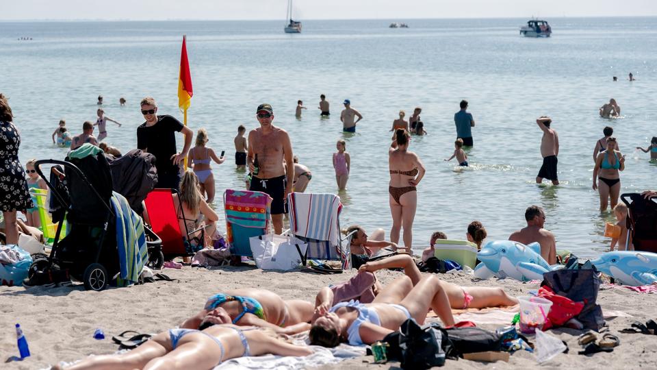 Onsdag kan varmerekorden i Danmark blive slået. Også tirsdag var det varmt, hvilket fik mange mennesker til at søge mod strand og vand. Her på Enø. <i>Ida Marie Odgaard/Ritzau Scanpix</i>