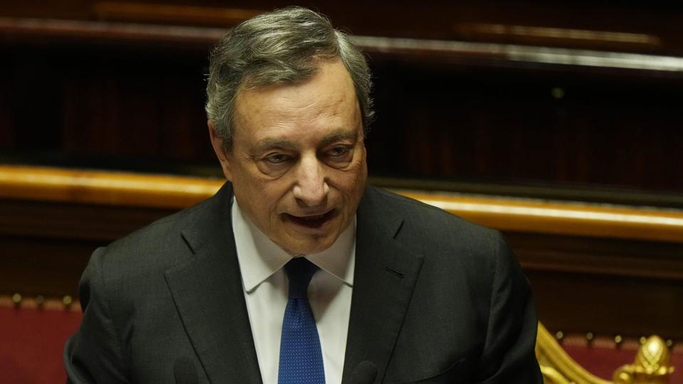 Italiens premierminister, Mario Draghi, taler i Senatet, hvor han onsdag gjorde det klar, t at han er indstillet på at fortsætte som regeringsleder, hvis han kan vinde støtte til en ny tillidspagt. <i>Andrew Medichini/Ritzau Scanpix</i>