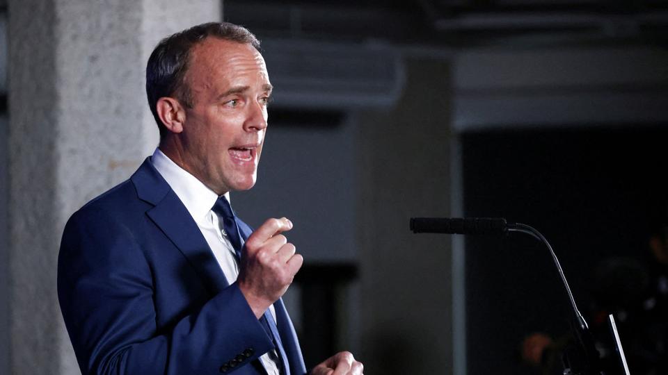 - Vi vil ikke lade dem, der er med til at finansiere Putin, udnytte det britiske retssystem til at lukke munden på deres kritikere, siger den britiske justitsminister, Dominic Raab. <i>Henry Nicholls/Reuters</i>