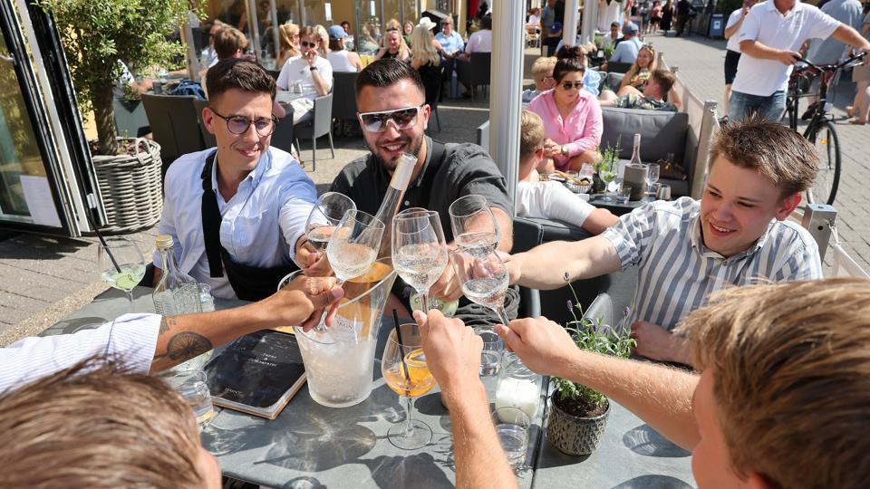Det lader til, at andre har fulgt rådene om at drikke vand lidt bedre end disse kammerater fra Silkeborg, hvis du spørger sygehusene. <i>Foto: Bente Poder</i>