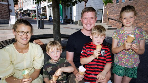 Hele familien Tegtmejer var yderst tilfredse med deres is, der var tiltrængt i varmen. <i>Foto: Bo Lehm</i>