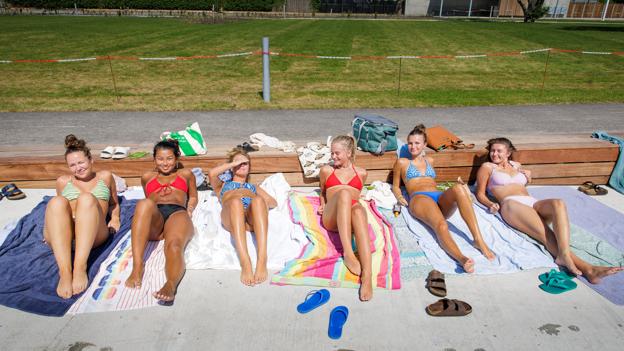 Veninderne Nanna Yde, Josefine Kvols, Cecilie Krogsgaard, Stella Norensgaard, Mai Vadman og Josefine Rokkedal var alle fortrukket til Søbadet i Thisted, der nu er åbnet, hvilket må siges at være veltimet. <i>Foto: Bo Lehm</i>